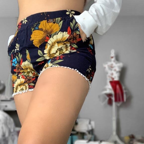 Flowy Floral Shorts - Picture 1 of 3